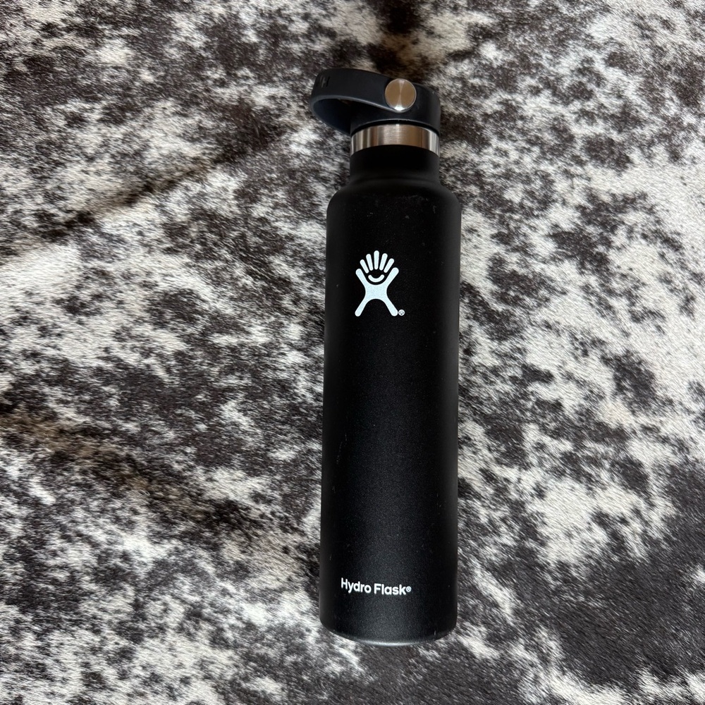 Hydro Flask 24 oz Insulated Water Bottle.